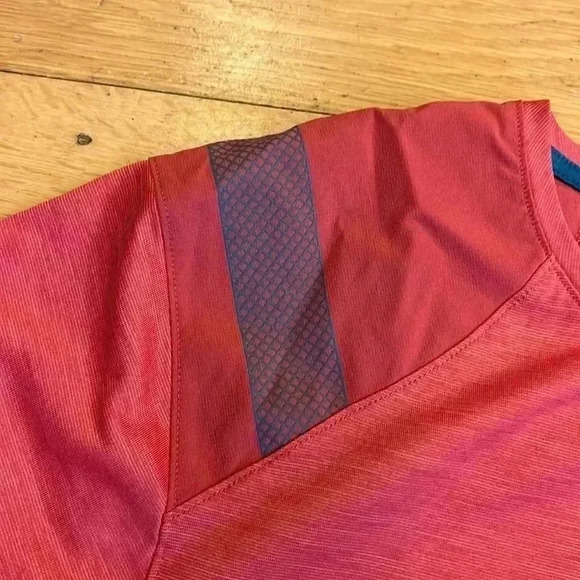 La sportive red shirt - Picture 3 of 4